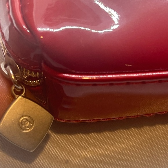 Chanel Patent leather makeup bag with box.  Includes Chanel gift box & ribbon.❤️ - Picture 4 of 9